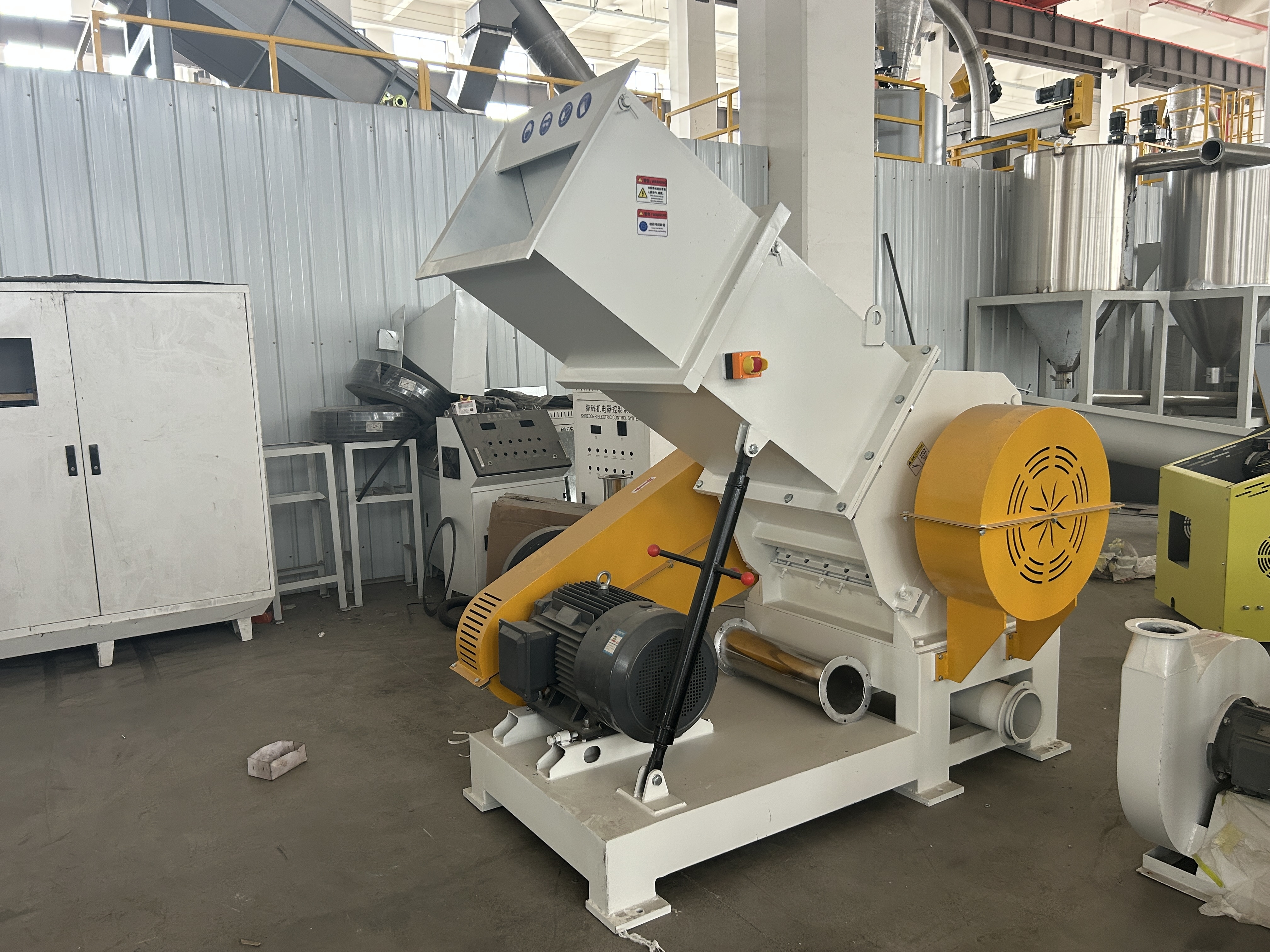Latest company case about Product Case: Plastic Shredder Machine for Brazilian Recycling Client