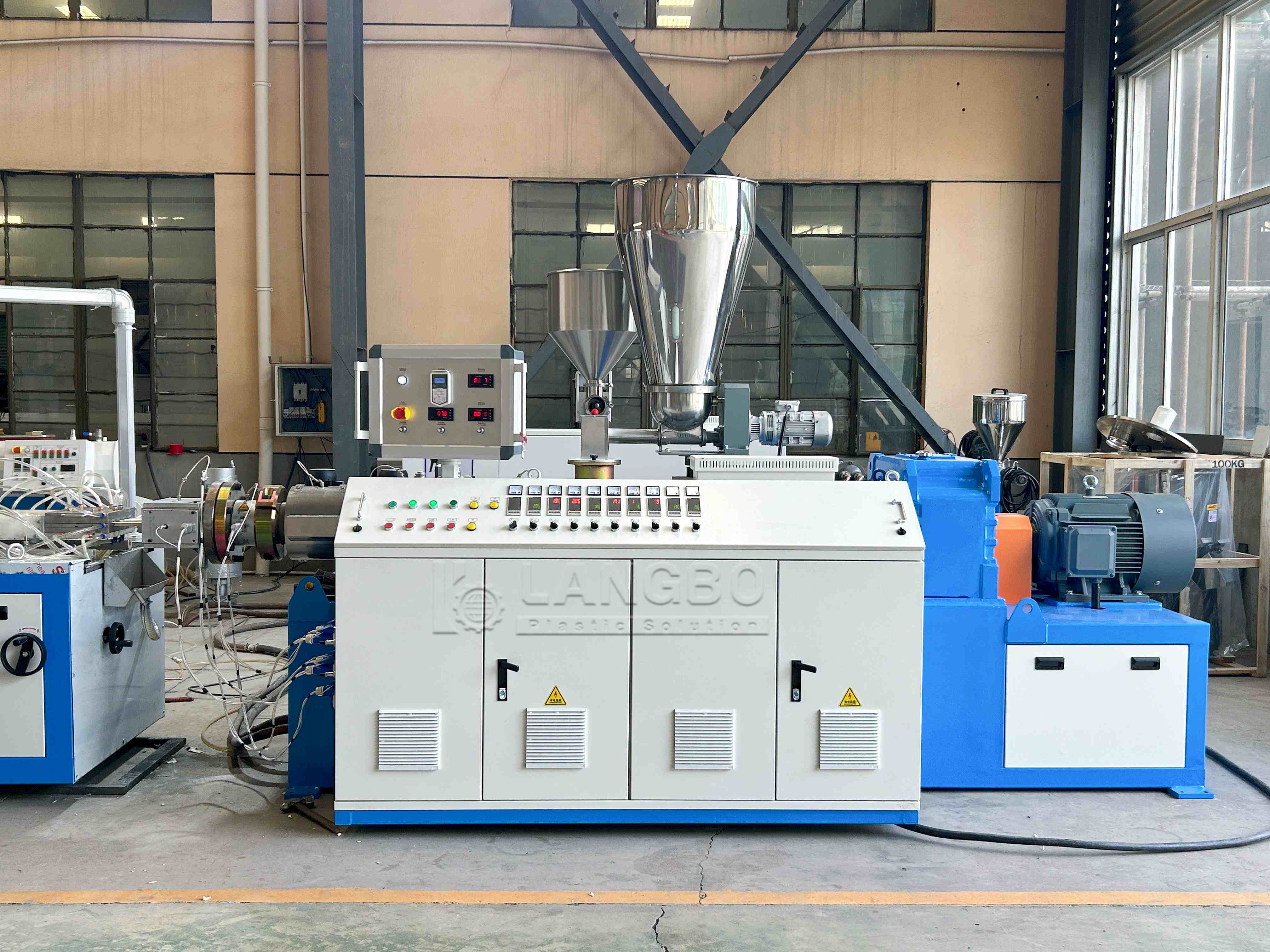 Latest company case about Skirting Board Single-Screw Profile Extrusion Line for PVC Decorative Profile Manufacturing in Egypt