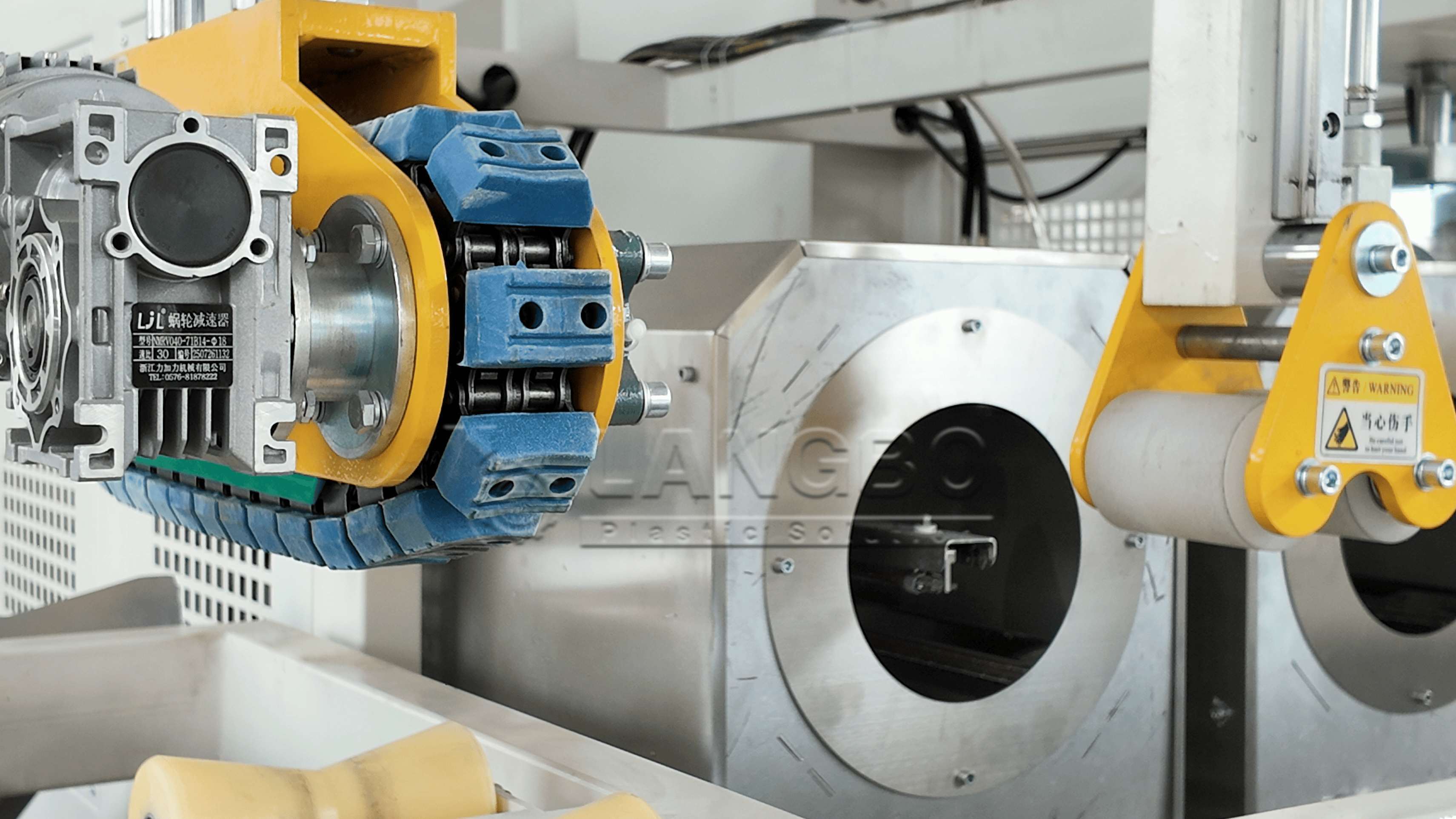 Latest company case about PVC Belling Machine Integrated with PVC ABA Pipe Extrusion Line for UK Infrastructure Pipe Production
