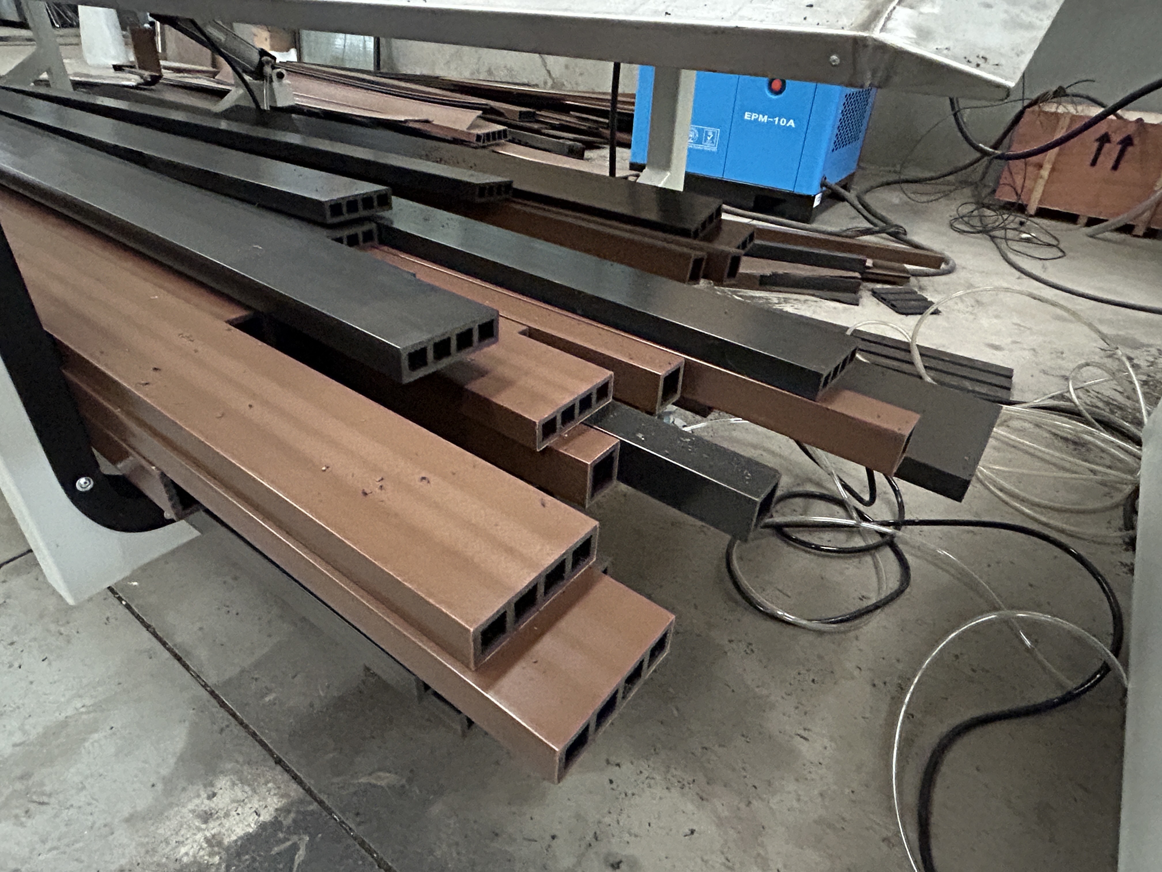 Latest company case about Building a WPC Decking Manufacturing Solution for Outdoor Flooring Applications in Romania