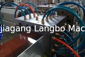 Embossed WPC Outdoor Profile Extrusion Line 400KG/H 75KW